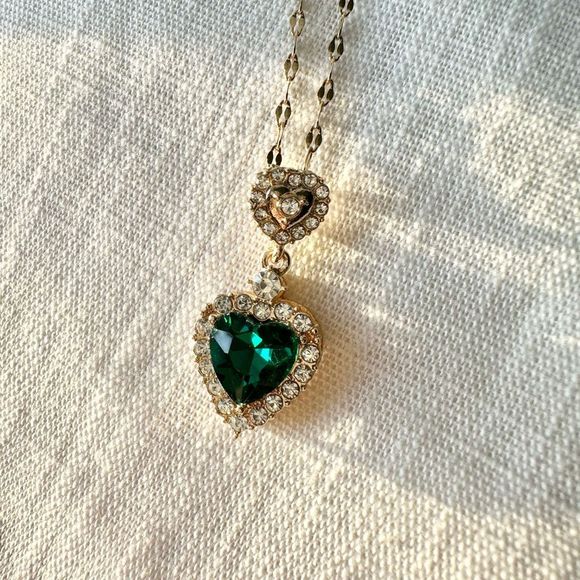 Emerald green heart pendant necklace - Picture 2 of 3